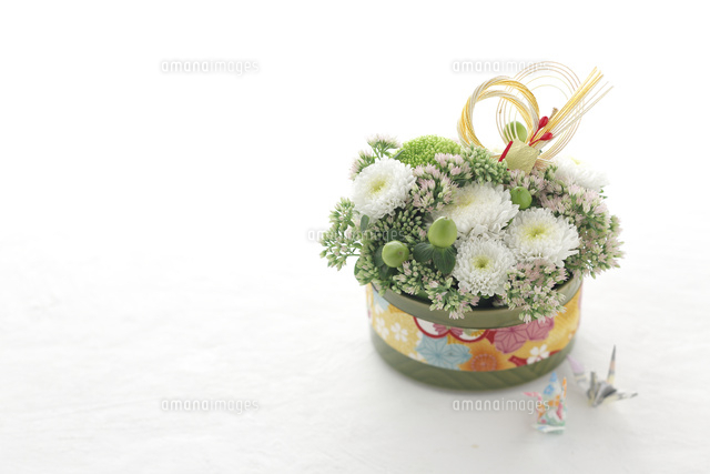 お正月のフラワーアレンジ 緑 の写真素材 イラスト素材 アマナイメージズ