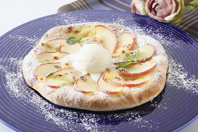 林檎と蜂蜜のデザートピザ の写真素材 イラスト素材 アマナイメージズ