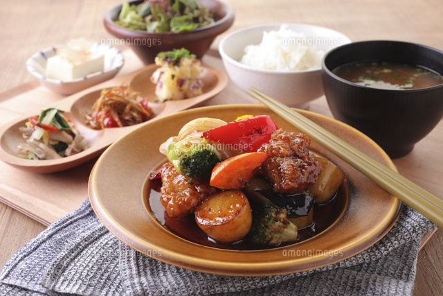 若鶏と季節野菜の黒酢あん定食 の写真素材 イラスト素材 アマナイメージズ