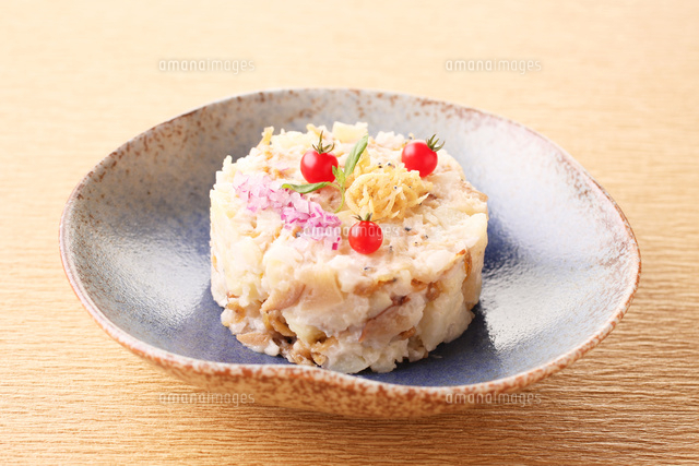 揚げじゃこといぶりがっこポテトサラダ の写真素材 イラスト素材 アマナイメージズ