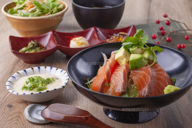 サーモンアボカド丼 の写真素材 イラスト素材 アマナイメージズ
