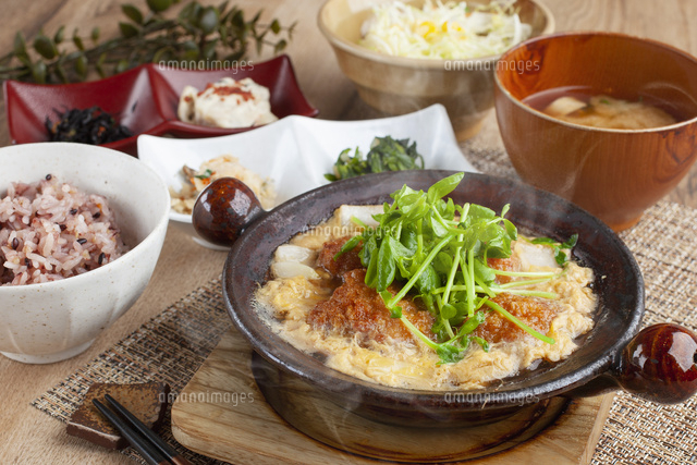 ヒレカツ卵とじ定食 の写真素材 イラスト素材 アマナイメージズ