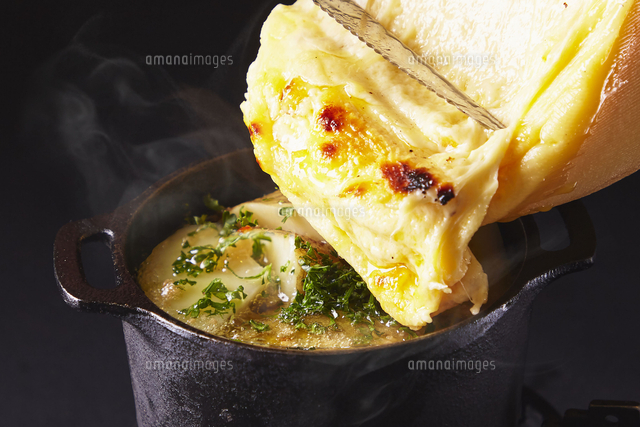 ポテトとラクレットチーズのアヒージョ の写真素材 イラスト素材 アマナイメージズ