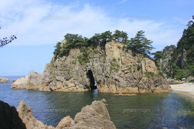 笹川流れの眼鏡岩海岸 10467001289 の写真素材 イラスト素材 アマナイメージズ