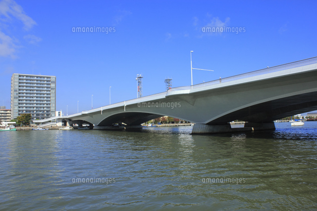 信濃川と柳都大橋 の写真素材 イラスト素材 アマナイメージズ