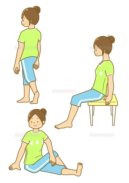 椅子を使ったストレッチや足のストレッチをする女性 の写真素材 イラスト素材 アマナイメージズ