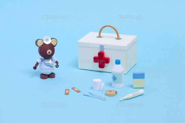 ペーパークイリングで作った救急箱と医療器具 の写真素材 イラスト素材 アマナイメージズ