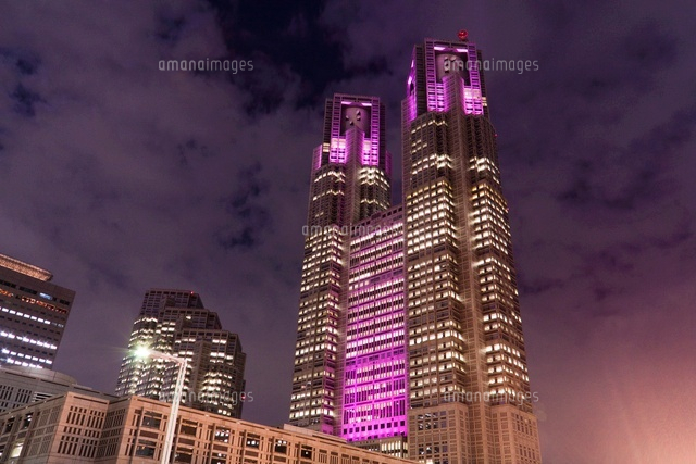 ピンクにライトアップされた東京都庁 の写真素材 イラスト素材 アマナイメージズ