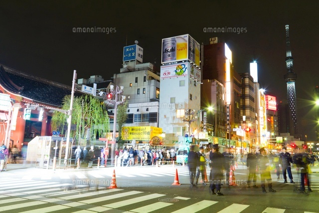 大晦日の雷門と東京スカイツリー の写真素材 イラスト素材 アマナイメージズ