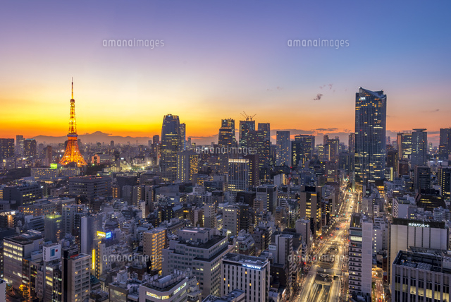 東京夜景と富士山 マジックアワー の写真素材 イラスト素材 アマナイメージズ