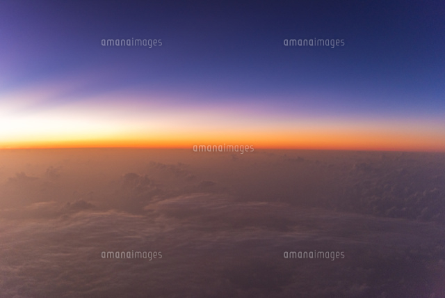 飛行機から見る日没後のマジックアワー の写真素材 イラスト素材 アマナイメージズ