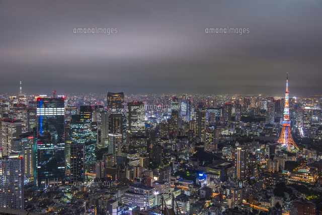 東京タワー 夏色 と東京スカイツリーのライトアップ の写真素材 イラスト素材 アマナイメージズ
