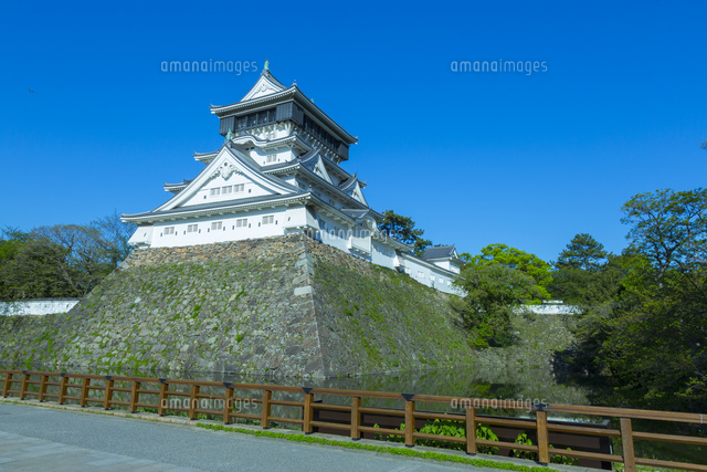 青空に映える小倉城 の写真素材 イラスト素材 アマナイメージズ
