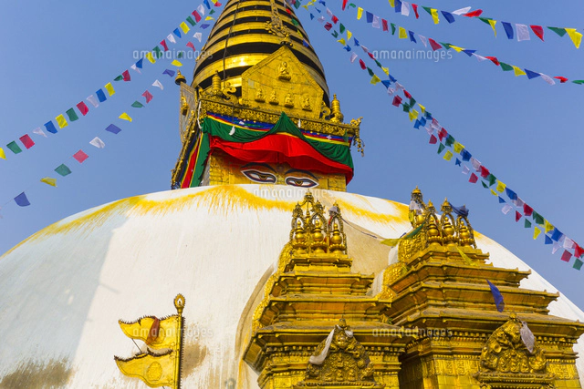 壮麗なスワヤンブナートの仏塔[10487002771]の写真・イラスト素材