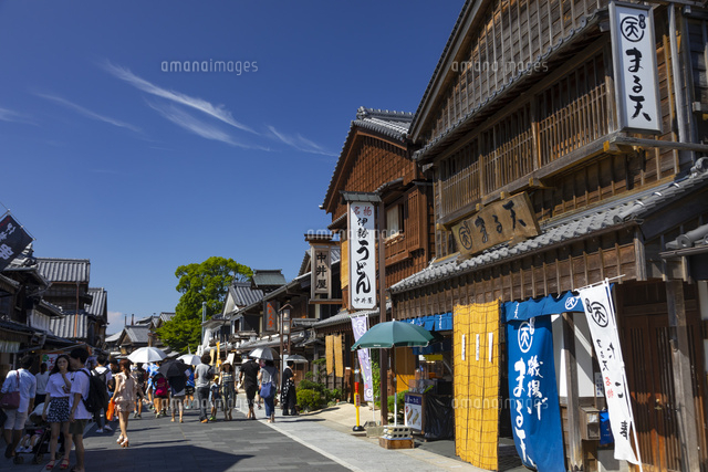 伊勢神宮内宮への参拝客で賑わうおはらい町通り[10487003222]の写真