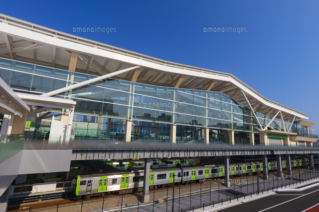 高輪ゲートウェイ駅と山手線 の写真素材 イラスト素材 アマナイメージズ