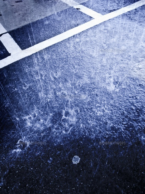 土砂降りの駐車場の地面 の写真素材 イラスト素材 アマナイメージズ