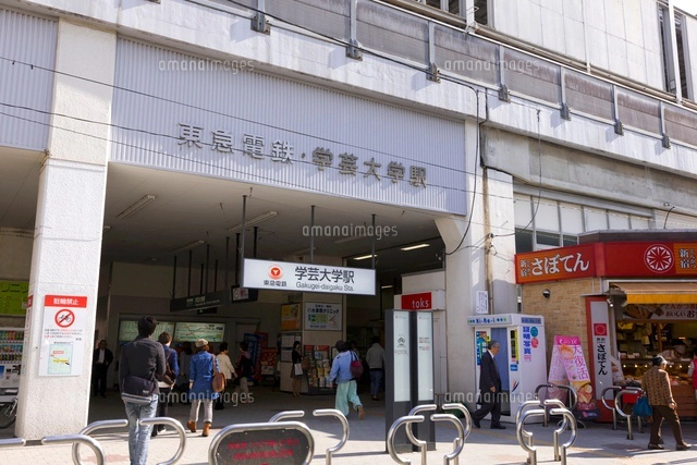 東急東横線自由が丘駅正面口駅前[10505000238]の写真・イラスト素材