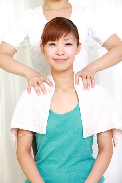 肩マッサージ の写真素材 イラスト素材 アマナイメージズ