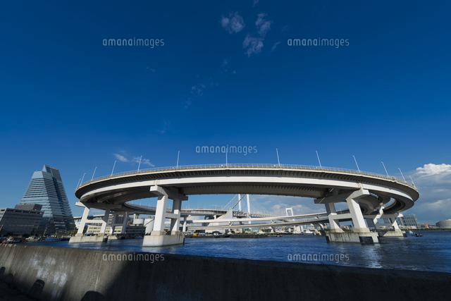 レインボーブリッジのループ橋 全体 の写真素材 イラスト素材 アマナイメージズ