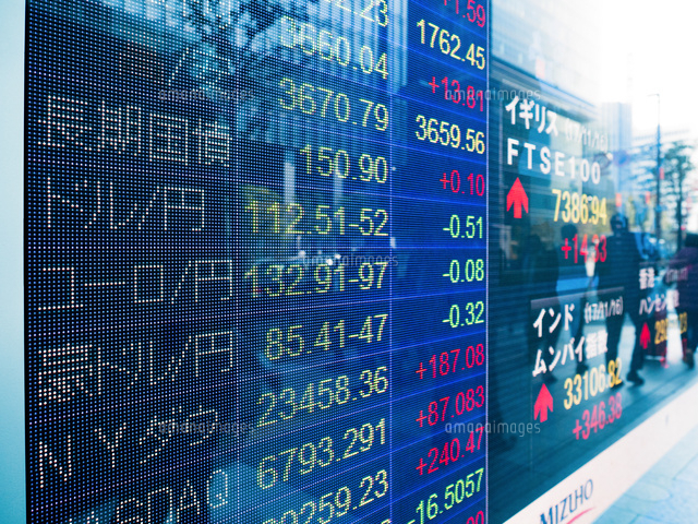 街頭の電光掲示板 の写真素材 イラスト素材 アマナイメージズ