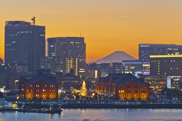 横浜 みなとみらいの夕焼け の写真素材 イラスト素材 アマナイメージズ 横浜 みなとみらいの夕焼け の写真素材 イラスト素材 アマナイメージズ