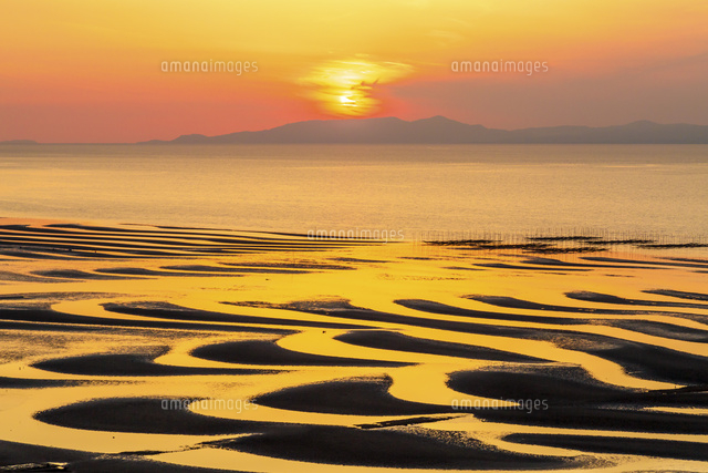 御輿来海岸の砂紋と海と夕日 の写真素材 イラスト素材 アマナイメージズ