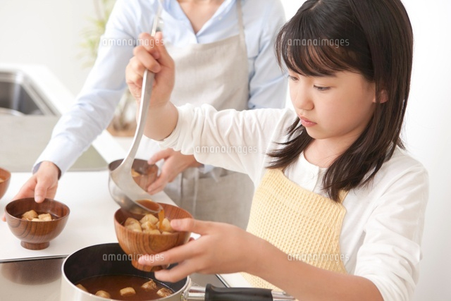 味噌汁をお椀によそう女の子 の写真素材 イラスト素材 アマナイメージズ 味噌汁をお椀によそう女の子 の写真素材 イラスト素材 アマナイメージズ