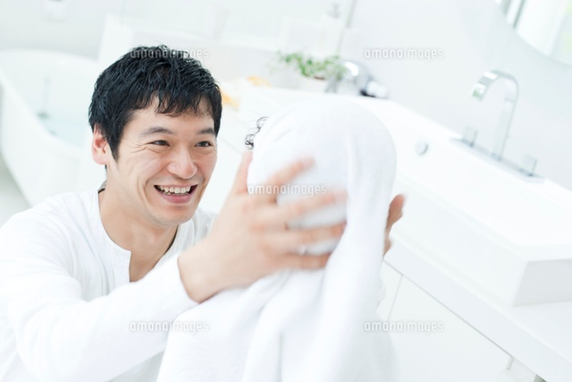 お父さんにバスタオルで頭を拭いてもらう男の子 の写真素材 イラスト素材 アマナイメージズ