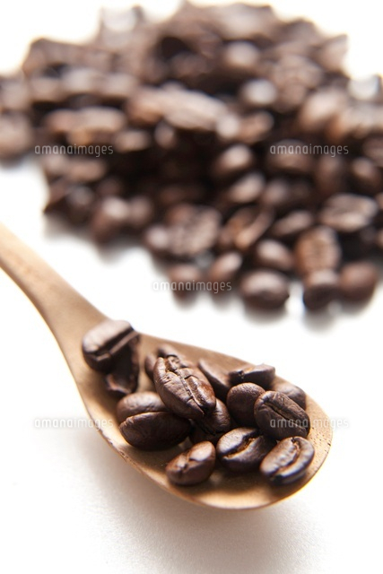 木のスプーンとコーヒー豆 の写真素材 イラスト素材 アマナイメージズ