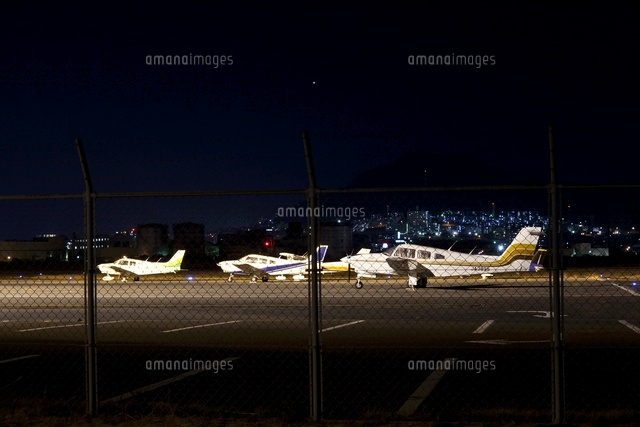 夜の飛行場 の写真素材 イラスト素材 アマナイメージズ