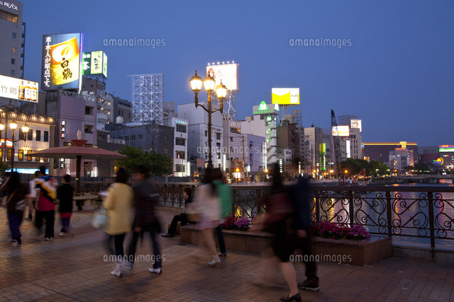 福博であい橋と中州の夕景 の写真素材 イラスト素材 アマナイメージズ
