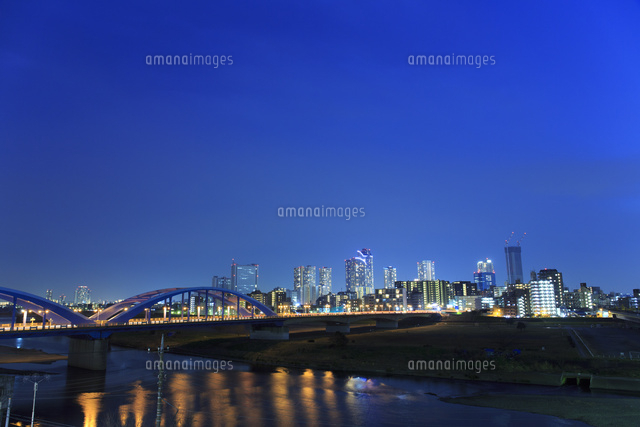 多摩川の丸子橋と街並みの夜景 の写真素材 イラスト素材 アマナイメージズ