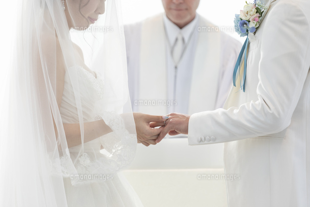 結婚式の結婚指輪の交換 の写真素材 イラスト素材 アマナイメージズ