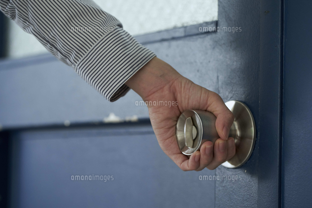 ドアノブを手にする若い女性の手元 の写真素材 イラスト素材 アマナイメージズ
