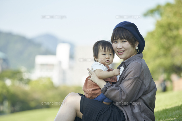 かわいい日本人の赤ちゃんと家族 の写真素材 イラスト素材 アマナイメージズ