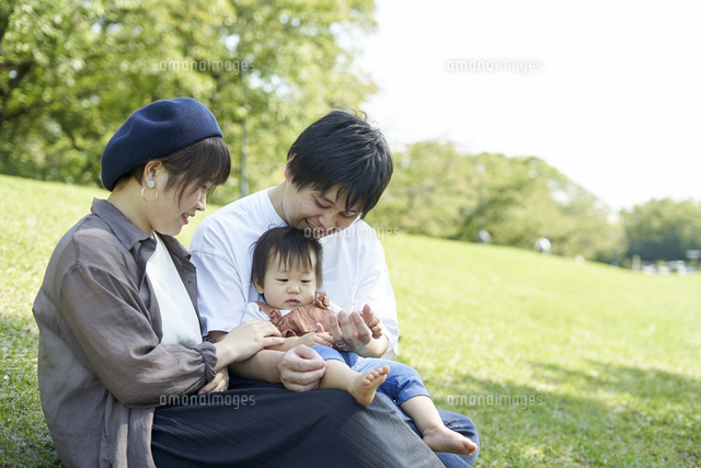 かわいい日本人の赤ちゃんと家族 の写真素材 イラスト素材 アマナイメージズ
