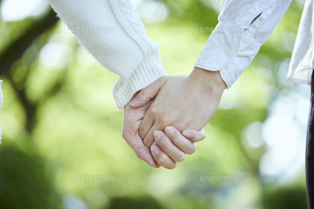 手を繋ぐカップルの手元 の写真素材 イラスト素材 アマナイメージズ