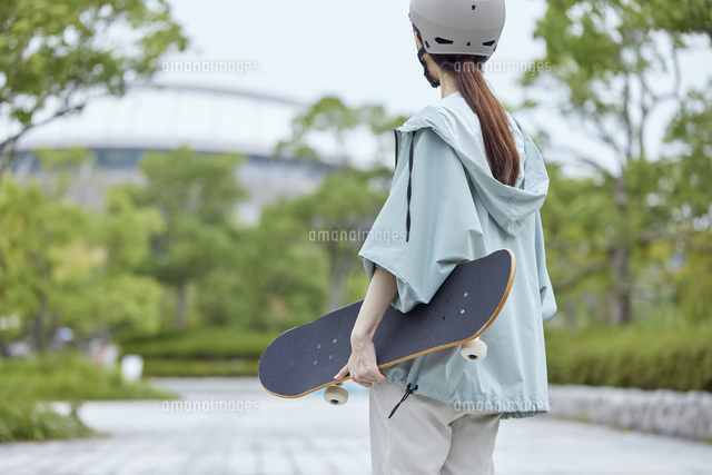 スケートボードと日本人女性 の写真素材 イラスト素材 アマナイメージズ