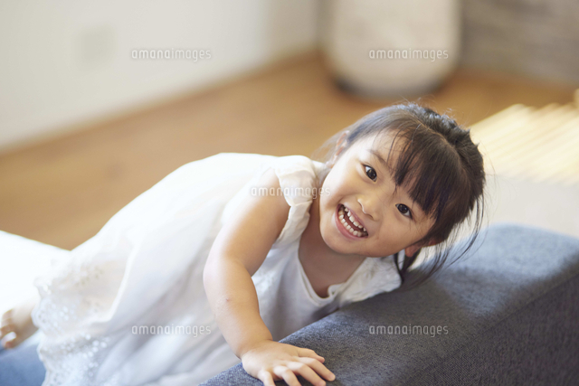 リビングで遊ぶ3歳のかわいい女の子[10521006577]の写真