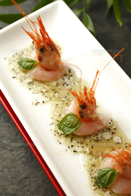 甘エビのカルパッチョ風バジルソースのアップ の写真素材 イラスト素材 アマナイメージズ