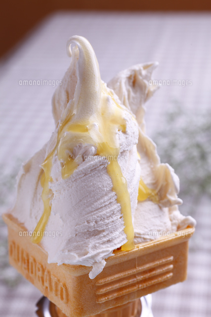ジェラート バナナミルク味に塩キャラメルソースのトッピング の写真素材 イラスト素材 アマナイメージズ