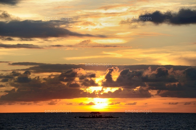 夕焼け空と海と舟のシルエット ハワイ島[10530000183]の写真・イラスト