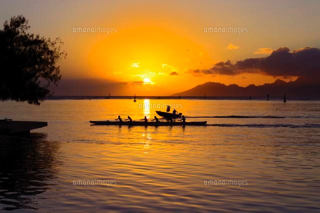 夕日に染まる海と空 の写真素材 イラスト素材 アマナイメージズ