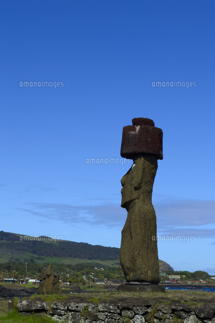 アフコテリクのモアイ像と青空と海 の写真素材 イラスト素材 アマナイメージズ アフコテリクのモアイ像と青空と海 の写真素材 イラスト素材 アマナイメージズ