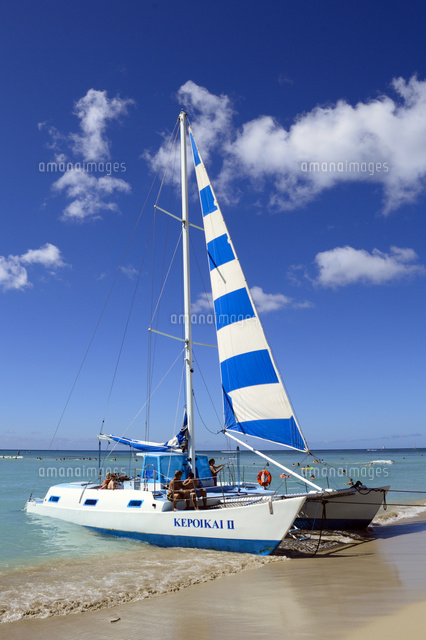 ワイキキビーチの海とヨット の写真素材 イラスト素材 アマナイメージズ