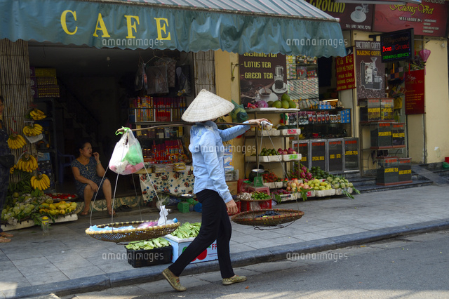 ハノイ旧市街天秤を担ぐ物売り[10530005468]の写真・イラスト素材 