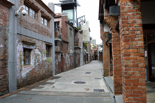 剥皮寮の歴史遺産のレンガ造りの古い建物 の写真素材 イラスト素材 アマナイメージズ