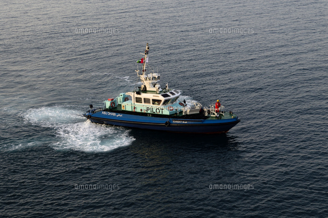 湾内を航行するパイロットボート の写真素材 イラスト素材 アマナイメージズ