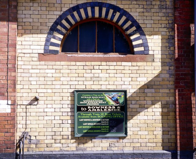 イギリス 湖水地方 ハーバースウェート駅の看板 の写真素材 イラスト素材 アマナイメージズ